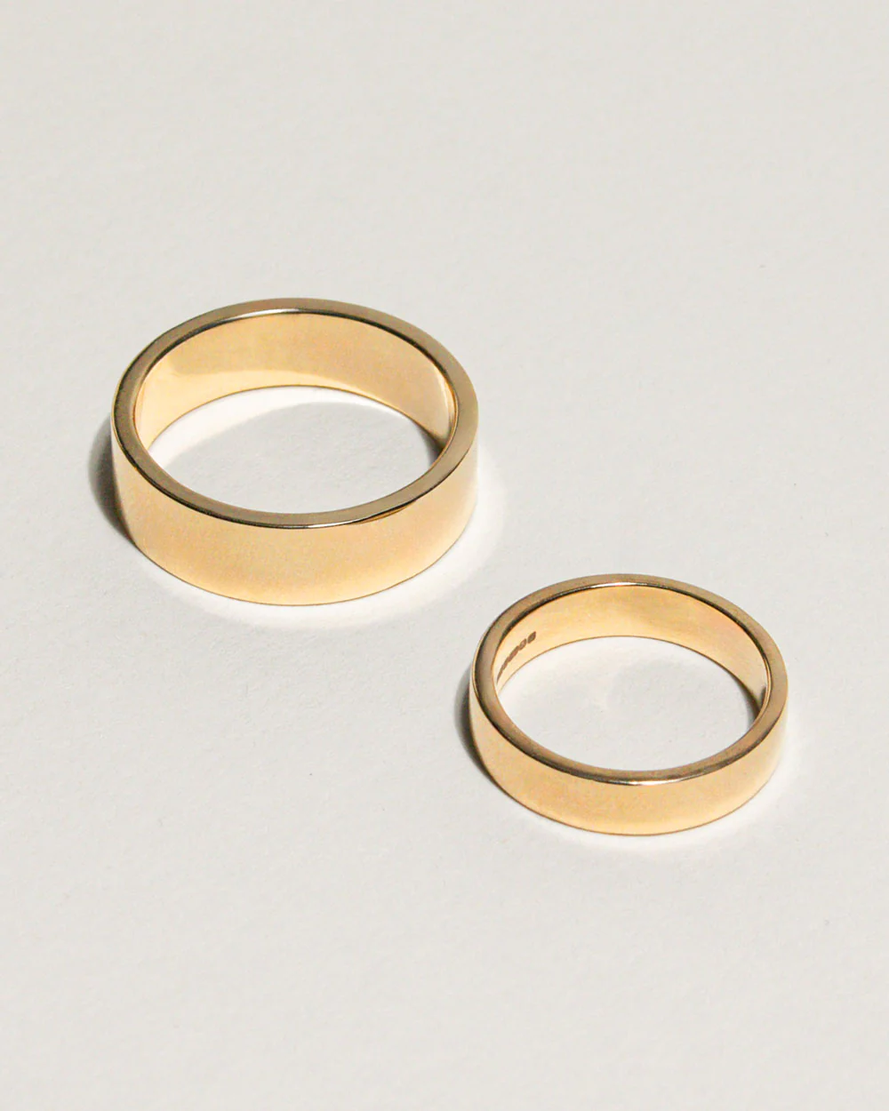 18ct Yellow Gold Heavy Signature Band Ring - Image 4