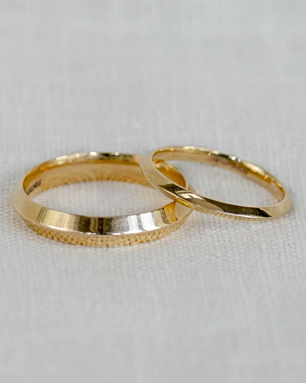 9ct Yellow Gold Fine Edge Ring - 4mm Band - Image 4