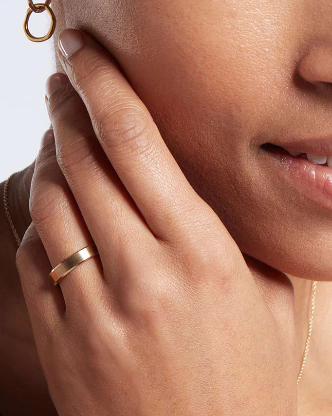 18ct Yellow Gold Bevelled Edge Ring - 4mm Band - Image 2