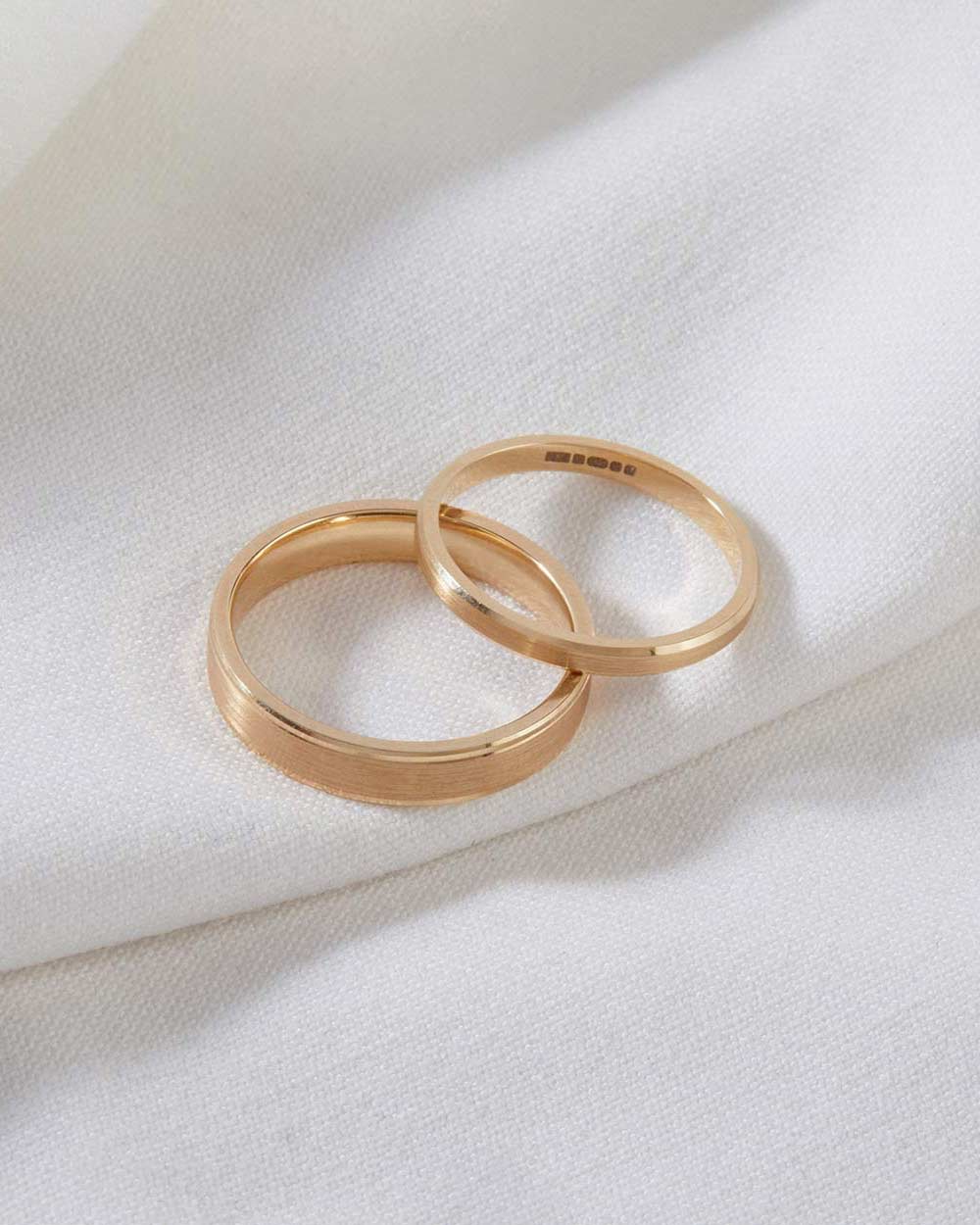 9ct Yellow Gold Bevelled Edge Ring - 2mm Band - Image 4