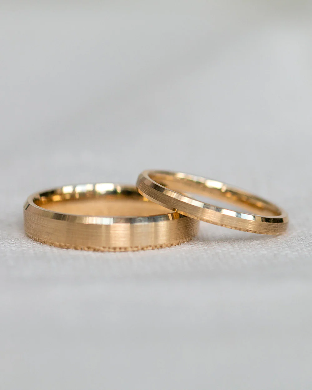 9ct Yellow Gold Bevelled Edge Ring - 4mm Band - Image 4