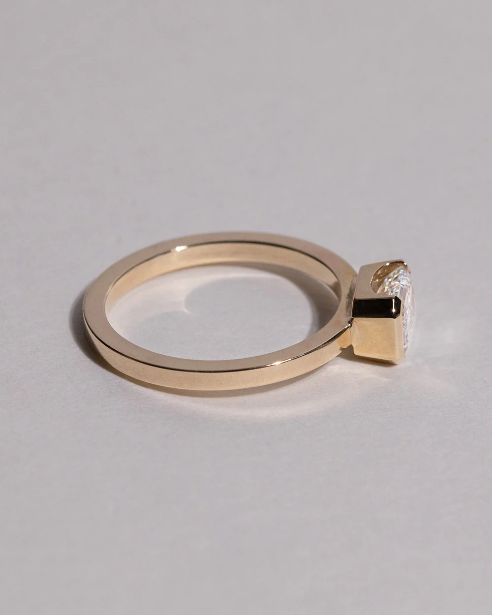 9ct Gold Emerald Cut 1ct Lab Grown Diamond Ring - Image 4